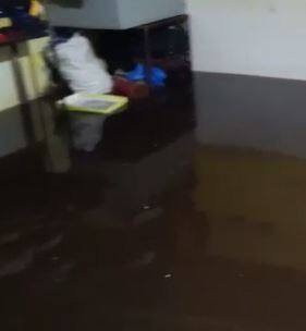 घरांमध्ये पाणी शिरल्यानं नागरिकांची तारंबळ