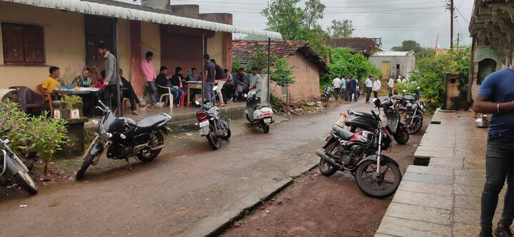 Maharashtra news nashik gram panchayat election Voting for 88 gram panchayats in Nashik in heavy rain Nashik Grampanchayat Election : नाशिकमध्ये गावच्या कारभाऱ्यासाठी जनतेचं भर पावसात मतदान, 9 सरपंच, 334 सदस्य बिनविरोध
