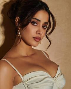 Janhvi Kapoor : हॉट अँड बोल्ड जान्हवी कपूरचा सेंसेशनल लूक