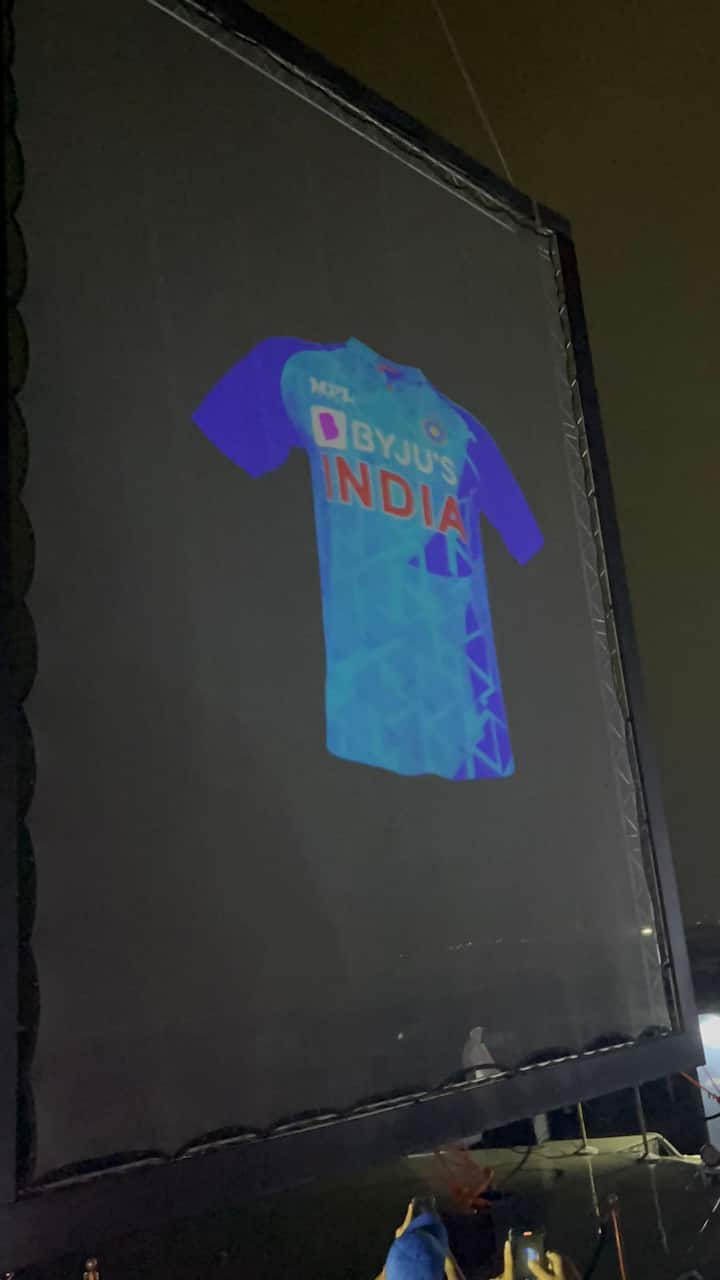 भारतीय संघाने आतापर्यंत तीन विश्वचषक जिंकले आहेत. त्यामुळे जर्सीवर तीन स्टार आहेत.