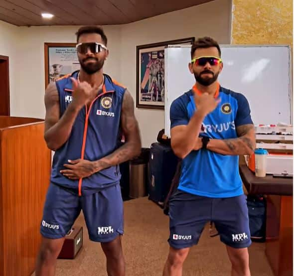 Virat Kohli, Hardik Pandya shakaboom the internet with new dance reel, watch video IND vs AUS: T20 સિરીઝ પહેલાં મસ્તીના મૂડમાં કોહલી અને હાર્દિકે કર્યો ડાન્સ, જુઓ વીડિયો