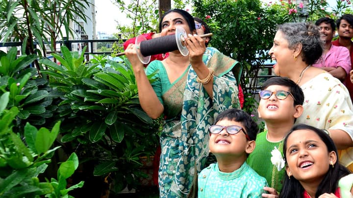 সবুজ শাড়িকে ঝলমলে গার্গী, ঘুড়ির সুতো হাতে যেন ফিরে পেলেন ছোটবেলা। আকাশে 'হামি ২' ঘুড়ি দেখে উচ্ছসিত নন্দিতাও। নিজেই লাটাই হাতে মিশে গেলেন খুদেদের সঙ্গে।