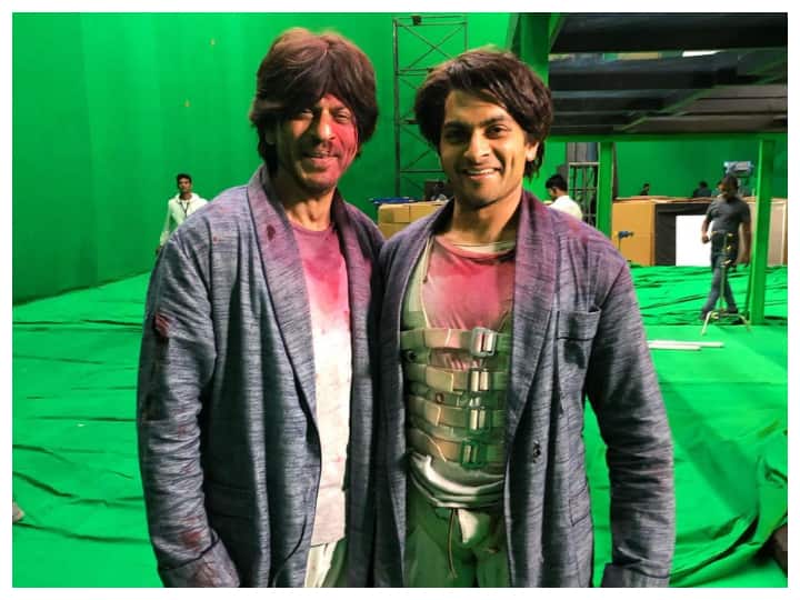 Shah Rukh Khan’s Unseen Photo With His 'Brahmastra' Stunt Double Hasit Savani Goes Viral Shah Rukh Khan’s Unseen Photo With His 'Brahmastra' Stunt Double Hasit Savani Goes Viral