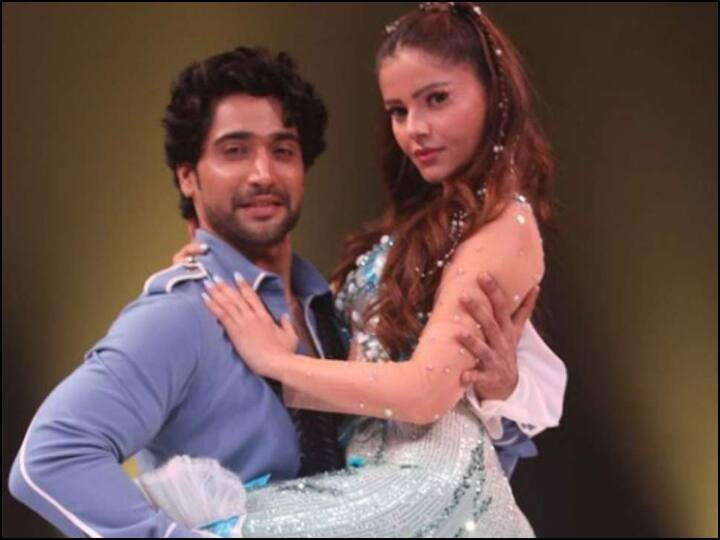 झलक दिखला जा 10 में बॉस लेडी टीवी अभिनेत्री रुबीना दिलेक (Rubina Dilaik) भी भाग ले रही हैं. मीडिया रिपोर्ट्स के मुताबिक, बिग बॉस 14 विनर रुबीना ने झलक के एक एपिसोड के लिए 7 लाख रुपये फीस चार्ज की है. रुबीना इसके अलावा खतरों के खिलाड़ी 12 में भी नजर आ चुकी हैं. टीवी की गोपी बहू झलक सीजन 10 की सबसे महंगी फीमेल कंटेस्टेंट हैं.