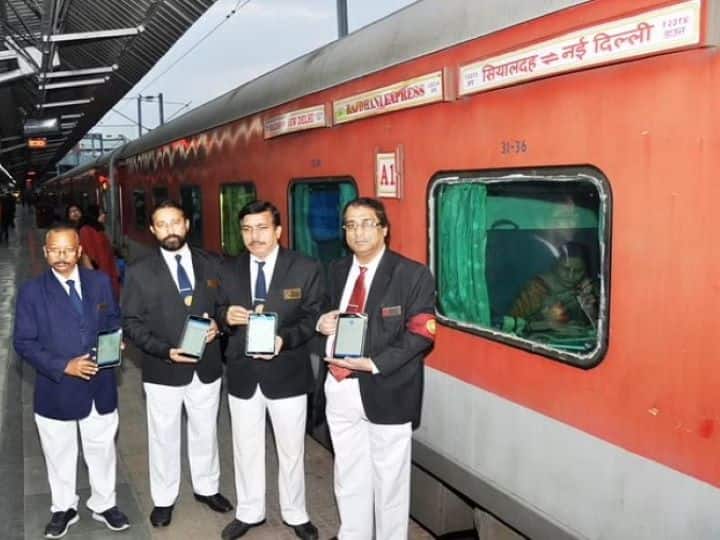 Indian Railways: ट्रेन के अंदर टीटीई कर रहे इस उपकरण का इस्तेमाल, हर दिन 7000 यात्रियों को मिल रहा फायदा Seat Availability Check In Real Time With New Equipment Of Railways Seat Allotment To Seven Thousand Passengers Per Day Indian Railways: ट्रेन के अंदर टीटीई कर रहे इस उपकरण का इस्तेमाल, हर दिन 7000 यात्रियों को मिल रहा फायदा