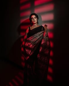 నలుపు చీరలో ఉన్న ఈ హీరోయిన్‌ను గుర్తుపట్టారా?