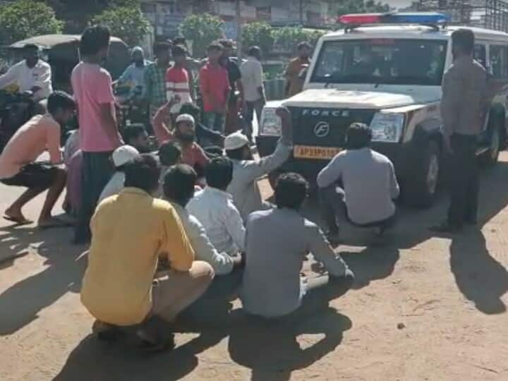 PFI Case: NIA Conducts Searches In Telangana And Andhra Pradesh, PFI Members Stage Protests PFI Case: NIA Conducts Searches In Telangana And Andhra Pradesh, PFI Members Stage Protests