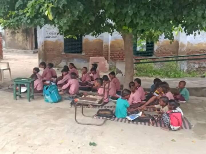 Agra government school in a dilapidated state 108 children take class under a neem tree ann Agra News: आगरा में खस्ताहाल एक सरकारी स्कूल, नीम के पेड़ के नीचे बैठकर पढ़ते हैं 108 बच्चे