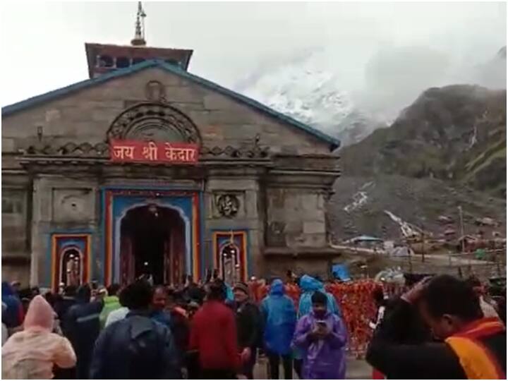 rudraprayag mercury dips in kedarnath dham due to rain ann Kedarnath Yatra: केदारनाथ में लगातार तीसरे दिन बारिश से बढ़ी ठंड, भक्तों के हौसले में नहीं आई कमी, कतार में खड़े हजारों श्रद्धालु