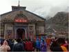 Kedarnath Yatra: केदारनाथ में लगातार तीसरे दिन बारिश से बढ़ी ठंड, भक्तों के हौसले में नहीं आई कमी, कतार में खड़े हजारों श्रद्धालु