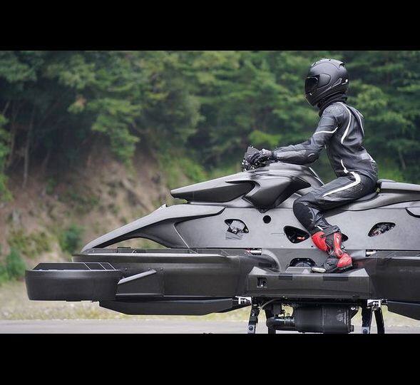 ਖੈਰ, ਇਹ ਕੋਈ ਸੁਪਨਾ ਨਹੀਂ ਸਗੋਂ ਹਕੀਕਤ ਹੈ। ਤੁਸੀਂ ਸਹੀ ਸੁਣਿਆ ਹੈ, ਦੁਨੀਆ ਦੀ ਪਹਿਲੀ ਫਲਾਇੰਗ ਬਾਈਕ ਲਾਂਚ ਹੋ ਗਈ ਹੈ। ਜੇਕਰ ਤੁਸੀਂ ਟ੍ਰੈਫਿਕ ਜਾਮ ਤੋਂ ਪਰੇਸ਼ਾਨ ਹੋ ਅਤੇ ਹਵਾ ਵਿੱਚ ਉੱਡ ਕੇ ਇੱਕ ਸ਼ਹਿਰ ਤੋਂ ਦੂਜੇ ਸ਼ਹਿਰ ਜਾਣਾ ਚਾਹੁੰਦੇ ਹੋ, ਤਾਂ ਤੁਹਾਡੇ ਲਈ ਇਸ ਤੋਂ ਵਧੀਆ ਵਿਕਲਪ ਨਹੀਂ ਹੋ ਸਕਦਾ।