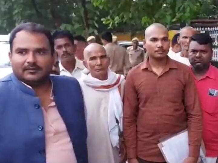 Gonda News: पुलिस कस्टडी में युवक की मौत मामले में परिजन पहुंचे डीएम आवास, जिलाधिकारी के सामने रखी 5 मांगे gonda kin of man died under police custody reached to dm residence and demand these things ann Gonda News: पुलिस कस्टडी में युवक की मौत मामले में परिजन पहुंचे डीएम आवास, जिलाधिकारी के सामने रखी 5 मांगे