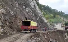 In Pics: बारिश से बंद पिथौरागढ़ जाने का मुख्य रास्ता खोला गया, देखें तस्वीरें