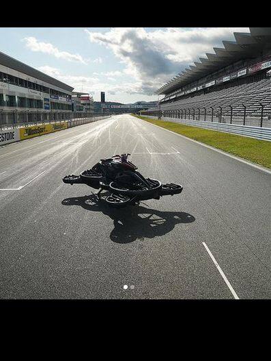 ਇੱਕ ਜਾਪਾਨੀ ਸਟਾਰਟਅਪ ਕੰਪਨੀ AERWINS Technologies ਨੇ ਇਸ ਬਾਈਕ ਨੂੰ ਬਣਾਇਆ ਹੈ। ਇਸ ਨੂੰ 15 ਸਤੰਬਰ ਨੂੰ ਡੇਟਰਾਇਟ ਆਟੋ ਸ਼ੋਅ 'ਚ ਲਾਂਚ ਕੀਤਾ ਗਿਆ ਸੀ। ਸ਼ੋਅ ਦੌਰਾਨ ਮਾਹਿਰਾਂ ਵੱਲੋਂ ਇਸ ਬਾਈਕ ਦੀ ਕਾਫੀ ਤਾਰੀਫ ਕੀਤੀ ਗਈ।