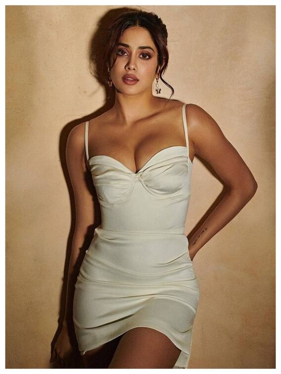 గ్లామర్ డోస్ పెంచేసిన జాన్వీ - కొత్త లుక్ చూశారా?