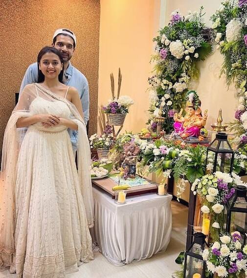 તેજસ્વી અને કરણે સલમાન ખાનના લોકપ્રિય રિયાલિટી શો 'બિગ બોસ 15'માં ભાગ લીધો હતો અને ત્યાંથી તેમની લવ સ્ટોરી શરૂ થઈ હતી