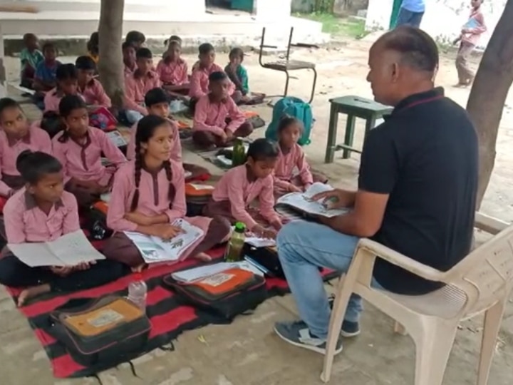 Agra News: आगरा में खस्ताहाल एक सरकारी स्कूल, नीम के पेड़ के नीचे बैठकर पढ़ते हैं 108 बच्चे