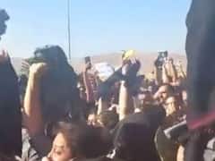 జుట్టు కత్తిరించుకుని, హిజాబ్‌లు తొలగించి నిప్పంటించిన మహిళలు- ప్రభుత్వ తీరుపై ఆగ్రహం