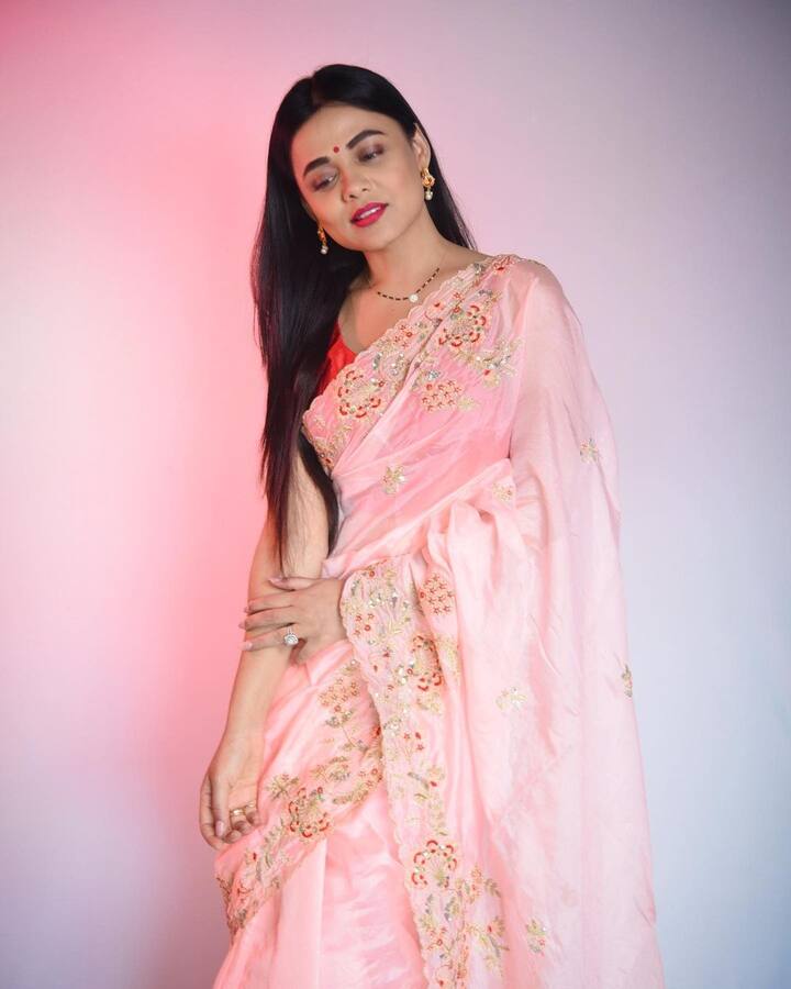 अभिनेत्री अनेकदा तिच्या ग्लॅमरस आयुष्यातील अनेक फोटो आणि व्हिडीओ शेअर करत असते.