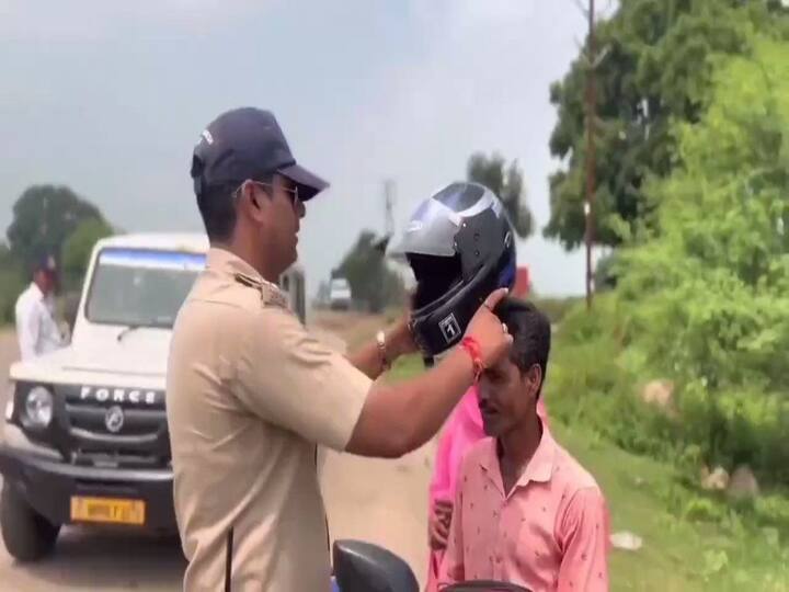 Viral Video Police Officer Responds in Unique Way to Man Riding Bike Without Helmet- Watch Viral Video: మంత్రాలు చదువుతూ హెల్మెట్ పెట్టాడు- వైరల్‌ అవుతున్న పోలీసులు అధికారి చర్య