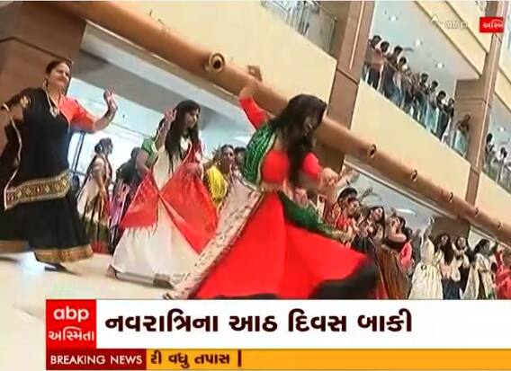 સુરતમાં પ્રિ- નવરાત્રીનું સેલિબ્રેશન, ખેલૈયાઓ મનમૂકીને ઝૂમી ઉઠ્યા
