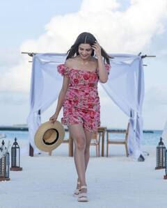 Aamna Sharif Pics: માલદીવમાં નિયોન બિકીની પહેરી આમના શરીફે આપ્યા કાતિલ પોઝ, જુઓ ફોટો