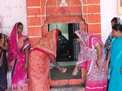PHOTO : बीडच्या धानोरा येथील मारुती मंदिरात महिलांचा प्रवेश