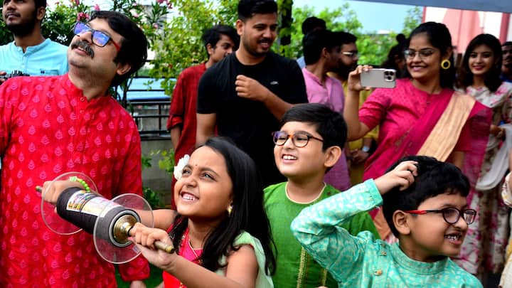 এদিন হাজির হয়েছিল ছবির তিন খুদে। ঋতদীপ সেনগুপ্ত (Ritodeep Sengupta), শ্রেয়ান ঘোষ (Shreyan Ghosh) ও অরিত্রিকা চৌধুরী (Aritrika Chowdhuri)।