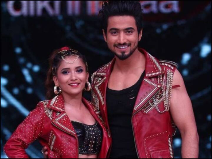 सोशल मीडिया स्टार मिस्टर फैसू उर्फ फैसल शेख (Mr. Faisu aka Faisal Shaikh) ने झलक में भाग लेने के लिए मोटी रकम की डिमांड की थी. फैसू एक एपिसोड के 10 लाख रुपये चार्ज करके झलक सीजन 10 के सबसे महंगे कंटेस्टेंट बन गए हैं. फैसल, रोहित शेट्टी के शो खतरों के खिलाड़ी 12 का भी हिस्सा बने हुए हैं.