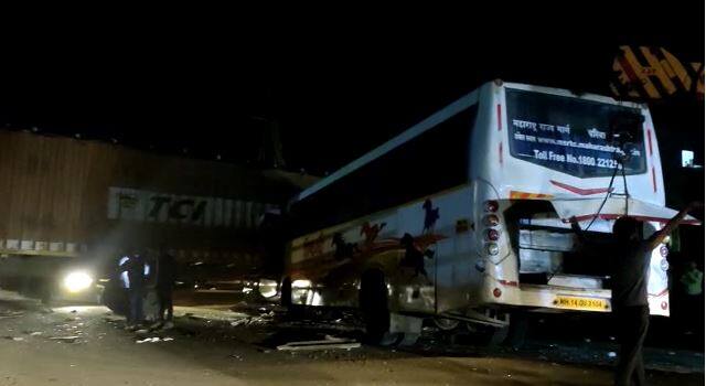 Pune Accident container driver dies in accident with Shivshahi bus Pune Accident : पुण्यात शिवशाही बस आणि कंटेरचा भीषण अपघात; एकाचा मृत्यू, सहा जण जखमी