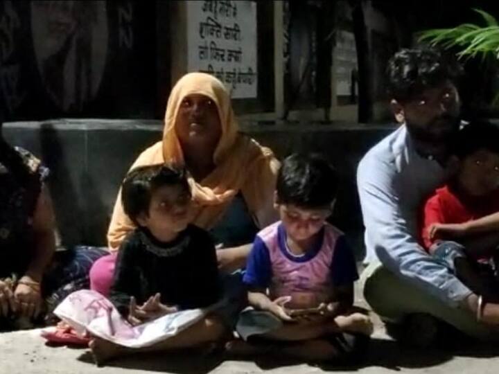 Aligarh News: भाई ने फर्जी तरीके से बेच दिया घर, अब दबंगों ने मारपीट कर भगाया, पीड़ित परिवार ने लगाए यह आरोप UP News Aligarh Dabangs occupied the house took out family members after beating them ANN Aligarh News: भाई ने फर्जी तरीके से बेच दिया घर, अब दबंगों ने मारपीट कर भगाया, पीड़ित परिवार ने लगाए यह आरोप