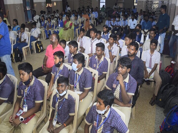 உதவி செய்வதை மாணவப் பருவத்திலேயே வளர்த்துக் கொள்ள வேண்டும்  - மத்திய பல்கலைக்கழகத் துணைவேந்தர்