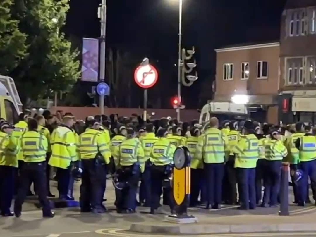 UK Leicester City: ఇంగ్లాండ్లో హిందూ ముస్లింల మధ్య ఘర్షణ, భారత్-పాక్ మ్యాచ్ కారణంగానే? UK Leicester City Violence Breaks Out Between Hindu Muslim Groups Two Arrested, Check More Details UK Leicester City: ఇంగ్లాండ్లో హిందూ ముస్లింల మధ్య ఘర్షణ, భారత్-పాక్ మ్యాచ్ కారణంగానే?