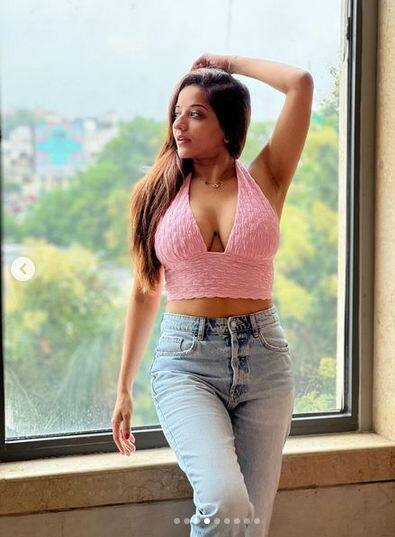 ਤੁਹਾਨੂੰ ਦੱਸ ਦੇਈਏ ਕਿ ਇਸ ਤੋਂ ਪਹਿਲਾਂ ਵੀ ਮੋਨਾਲੀਸਾ ਆਪਣਾ ਬਲੈਕ ਮੋਲ ਫਲਾਂਟ ਕਰ ਚੁੱਕੀ ਹੈ। ਮਾਲਦੀਵ 'ਚ ਛੁੱਟੀਆਂ ਦੌਰਾਨ ਉਸ ਨੇ ਆਪਣੀ ਮਿਨੀ ਸਕਰਟ ਅਤੇ ਡੀਪ ਨੇਕ ਡਰੈੱਸ 'ਚ ਤਸਵੀਰਾਂ ਸ਼ੇਅਰ ਕੀਤੀਆਂ ਸਨ, ਜਿਸ 'ਚ ਲੋਕ ਉਸ ਦੇ ਕਾਲੇ ਤਿਲ ਨੂੰ ਦੇਖ ਕੇ ਹੱਸਦੇ ਹੋਏ ਨਜ਼ਰ ਆ ਰਹੇ ਸਨ।