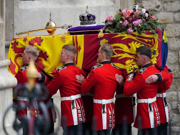 Queen Elizabeth II funeral Queen’s state funeral service start London Queen Elizabeth II : லண்டனில் தொடங்கியது ராணி எலிசபெத் இறுதி ஊர்வலம்..! குவிந்த உலகத் தலைவர்கள்..!