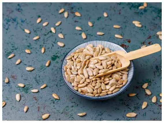 સૂર્યમુખીના બીજમાંથી બનાવેલ તેલ અને બીજનું સેવન કરો. આમાંથી વિટામીન E ભરપૂર માત્રામાં મળી શકે છે. (ફોટો - ફ્રીપિક)