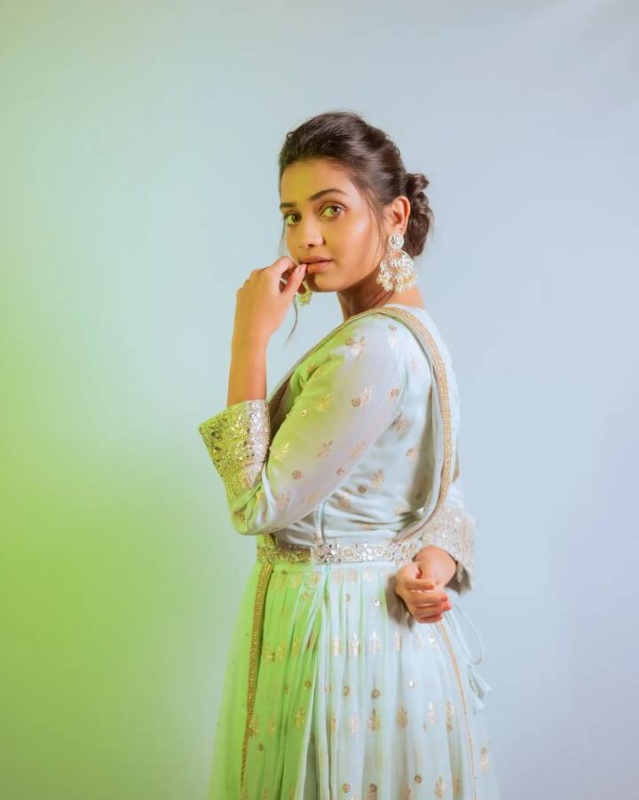 छोट्या पडद्यावरची लोकप्रिय अभिनेत्री हृता दुर्गुळे सध्या प्रचंड चर्चेत आहे. (Photo : @Hruta Durgule/IG)