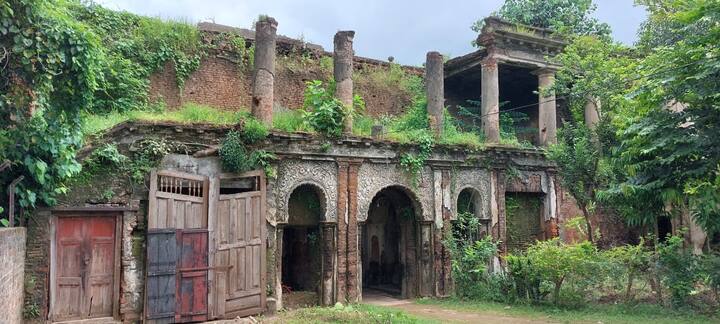 প্রতিপদে ঘটে জল পোড়ার মাধ্যমেই  শুরু হয় বর্ধমান রাজবাড়ির দুর্গাপুজো।