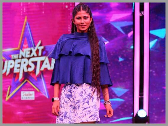 Bigg Boss Neha: బిగ్బాస్ హౌస్లో యాంకర్ నేహ, జలపాతంలాంటి జుట్టే ఆమె అందం Bigg Boss Neha: బిగ్బాస్ హౌస్లో యాంకర్ నేహ, జలపాతంలాంటి జుట్టే ఆమె అందం