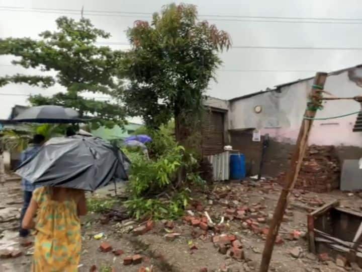 Two chawls collapsed in Vasai, two children were slightly injured वसईत दोन चाळी कोसळल्या, दोन मुलं किरकोळ जखमी