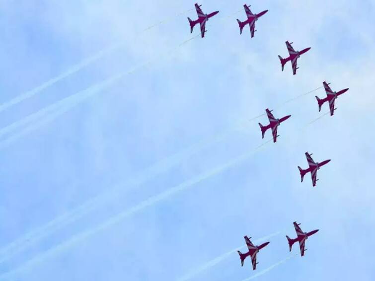 India Air Force's Suryakiran Aerobatic Team Conducts Mesmerising Airshow in Odisha’s Puri Watch video : இந்திய விமானப்படையால் நடத்தப்பட்ட வான்வழி சாகச கண்காட்சி!  ஒடிசா கடற்கரையில் குவிந்த மக்கள்!