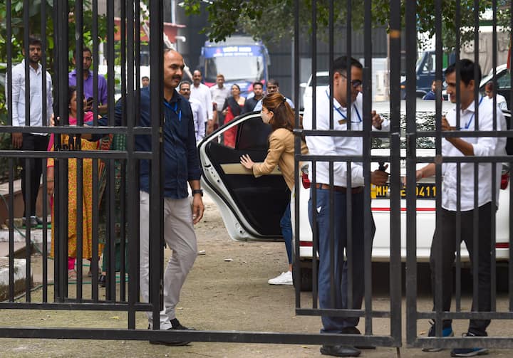 EOW ऑफिस के बाहर से जैकलीन की तस्वीरें सामने आई हैं जिनमें व्हाइट शूज़, ब्लू डैनिम और क्रीम कलर के ब्लेज़र में काफी स्टाइलिश लग रही हैं.