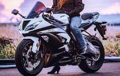 Viral Video: ਚੱਲਦੀ ਬਾਈਕ 'ਤੇ 4 ਫੁੱਟ ਹਵਾ 'ਚ ਉੱਛਲਦੀ ਲੜਕੀ ਦਾ ਵੀਡੀਓ ਵਾਇਰਲ