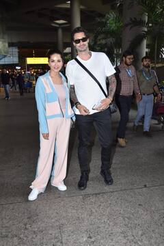 Sunny Leone Pics: पति के साथ हंसती खिलखिलाती दिखीं सनी लियोन, एयरपोर्ट से सामने आईं ऐसी तस्वीरें