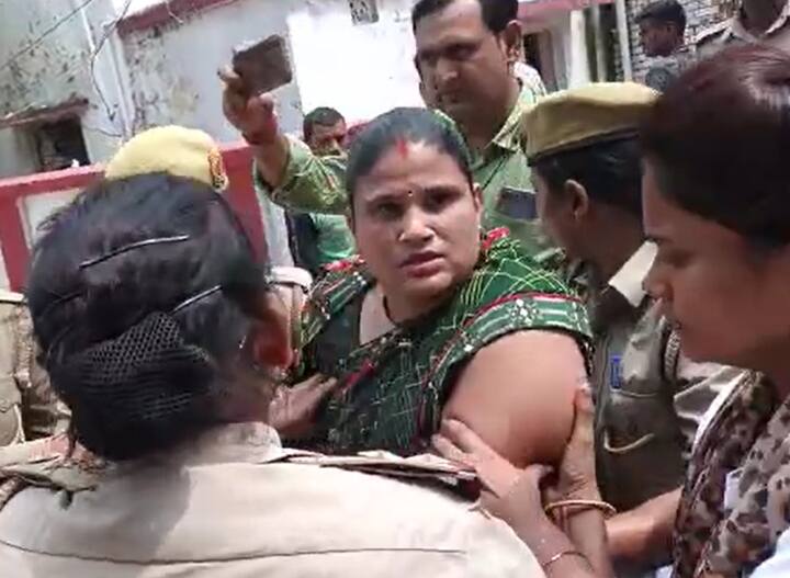 Chandauli News: एसपी दफ्तर के सामने महिला ने की आत्मदाह की कोशिश, पुलिस की सूझ-बूझ से ऐसे बची जान up news chandauli woman tried to immolate herself in front of SP office ann Chandauli News: एसपी दफ्तर के सामने महिला ने की आत्मदाह की कोशिश, पुलिस की सूझ-बूझ से ऐसे बची जान