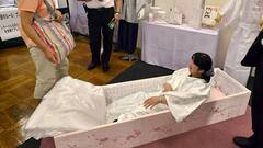 Weird Tradition: ਅਪਣੀ ਹੀ ਮੌਤ ਲਈ ਖਰੀਦਦਾਰੀ ਕਰਦੇ ਹਨ ਲੋਕ, ਖਰੀਦਦੇ ਹਨ ਅਪਣੀ ਪਸੰਦੀਦਾ ਕਬਰ, ਕੱਪੜੇ ਅਤੇ ਤਾਬੂਤ