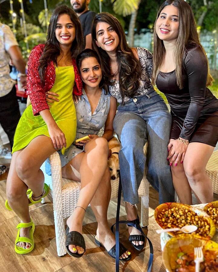 అరియానా, అఖిల్ సార్థక్, అషూ రెడ్డి, స్రవంతి చొక్కారపు, హమీదా, వీజే సన్నీ, ప్రియాంక సింగ్, ప్రియ పుట్టినరోజు వేడుకలో మెరిశారు. -Image Credit: Ariyana Glory/Instagram