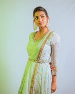 PHOTO : ‘छान किती दिसते...’, हृता दुर्गुळेच्या लूकवर खिळल्या साऱ्यांच्याच नजरा!