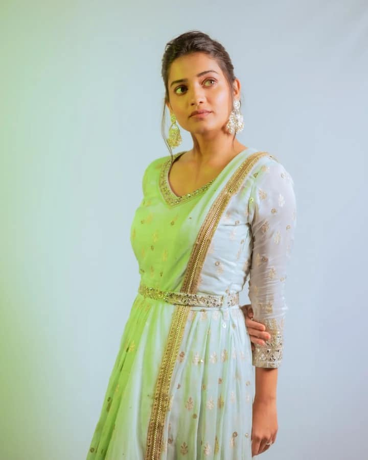 मालिका विश्वातून घराघरांत पोहोचलेल्या हृता दुर्गुळेचा मोठा चाहता वर्ग आहे. (Photo : @Hruta Durgule/IG)