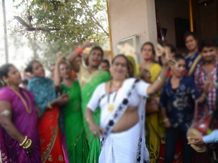 Konaseema district: hundereds of Hijras protests in yanam police station Konaseema: పోలీసులపై హిజ్రాలు ఫైర్, స్టేషన్‌లో ఏకంగా 100 మంది నిరసనల - చివరికి దిగొచ్చిన ఖాకీలు